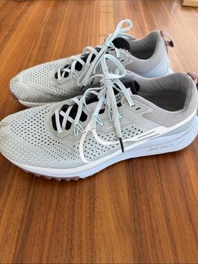 Nike Pegasus Trail 5 Men’s Light Gray and White React Running Sneakers